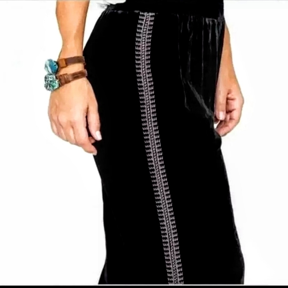 SOLD- Johnny Was JW Los Angeles Black Velvet Embroidered CAPRI- Size MEDIUM - Picture 2 of 8